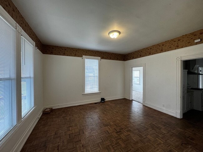 Building Photo - 910 8th St