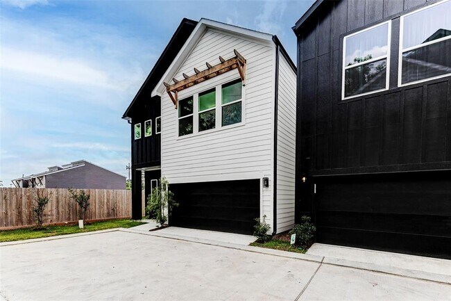 Building Photo - 869 Mansfield St