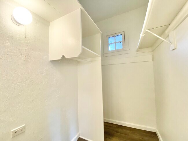 Building Photo - 123 E Windsor Rd