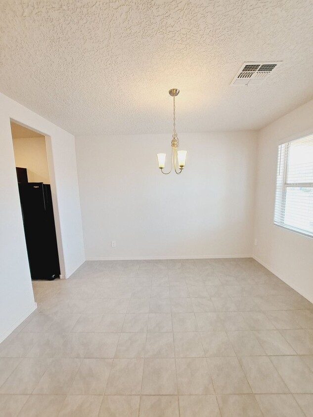 Primary Photo - 3 bed 2 bath home in Huning Ranch!