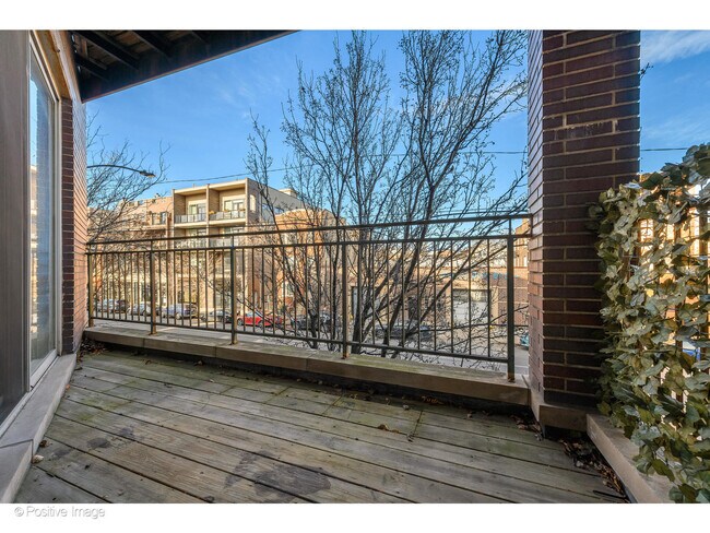 Foto del edificio - 2623 W Chicago Ave