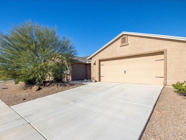 Foto del edificio - Spacious 4-Bedroom Home with Open Layout & Turf Backyard