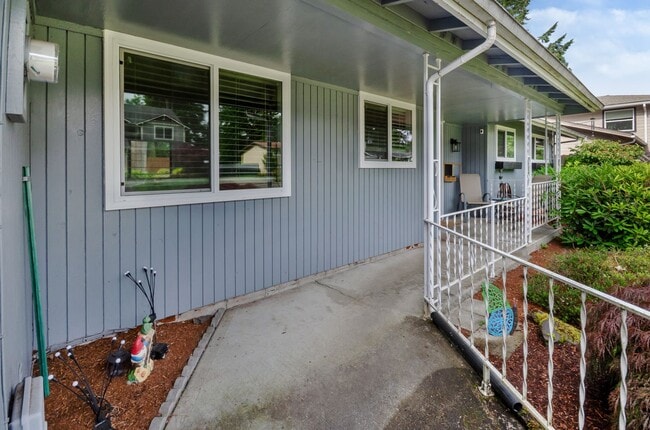 Building Photo - AVAILABLE NOW! RAMBLER W/HUGE FENCED BACK ...