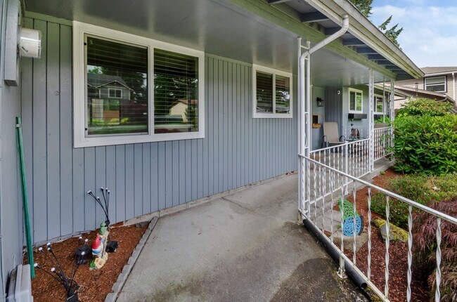 Foto del edificio - AVAILABLE NOW! RAMBLER W/HUGE FENCED BACK ...