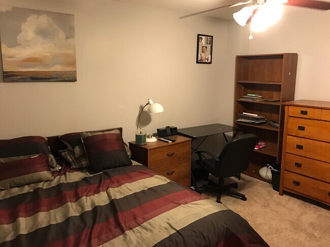 Bedroom for Rent - 1112 Scott St