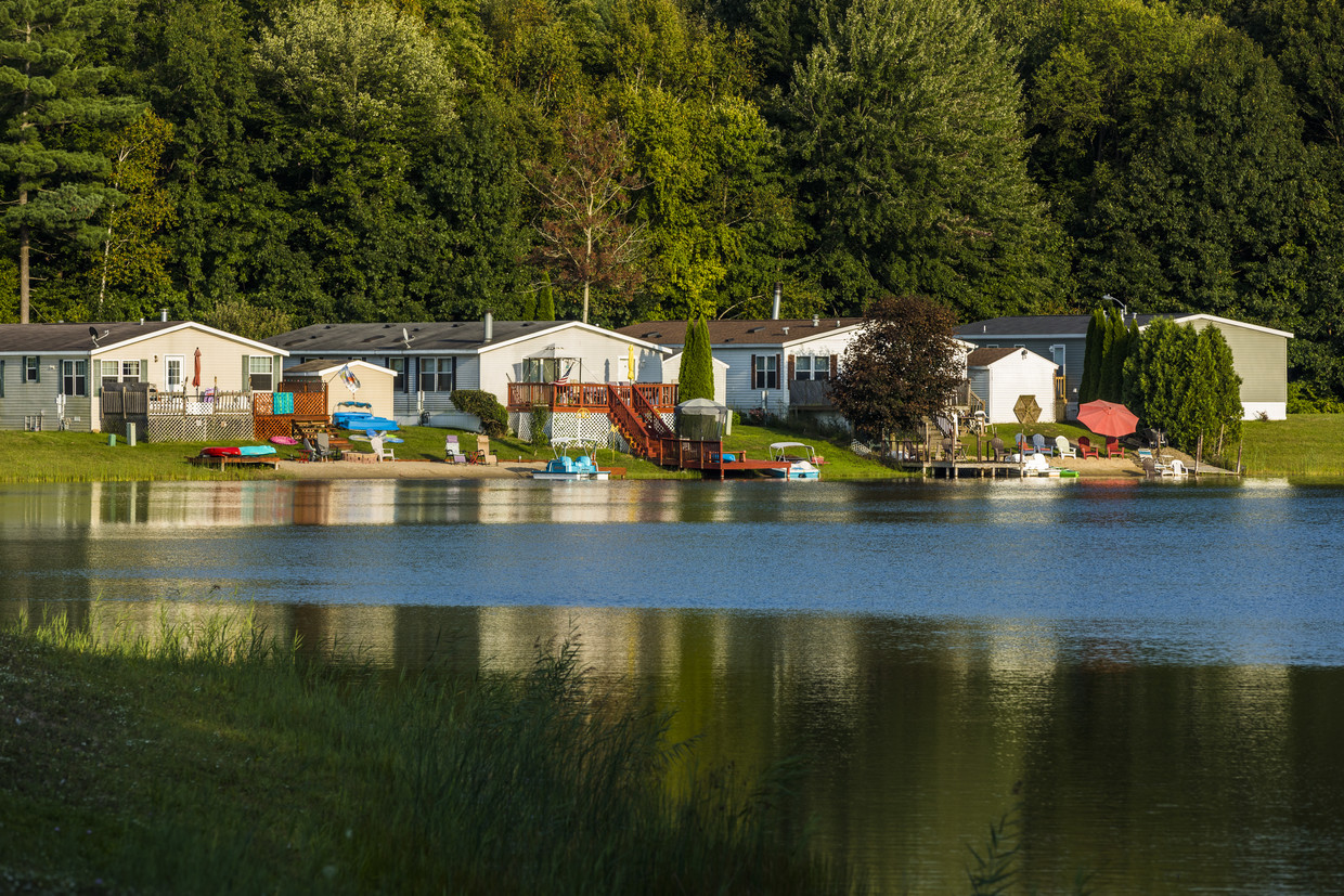 Primary Photo - Pinewood on the Lake