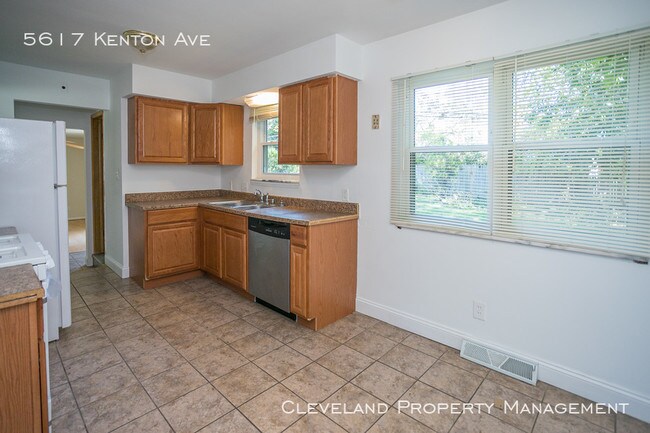 Building Photo - Spacious Maple Heights Colonial
