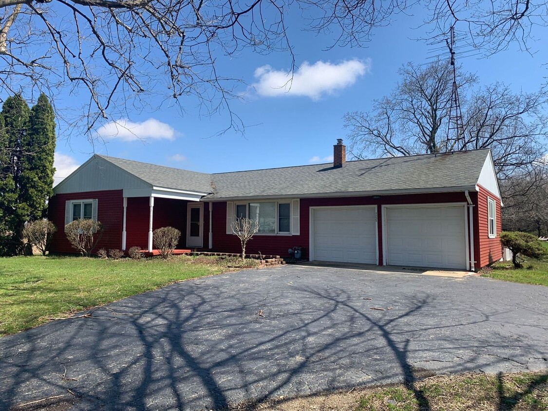 Foto principal - 3 Bedroom 1 Bath Ranch in Berrien Springs