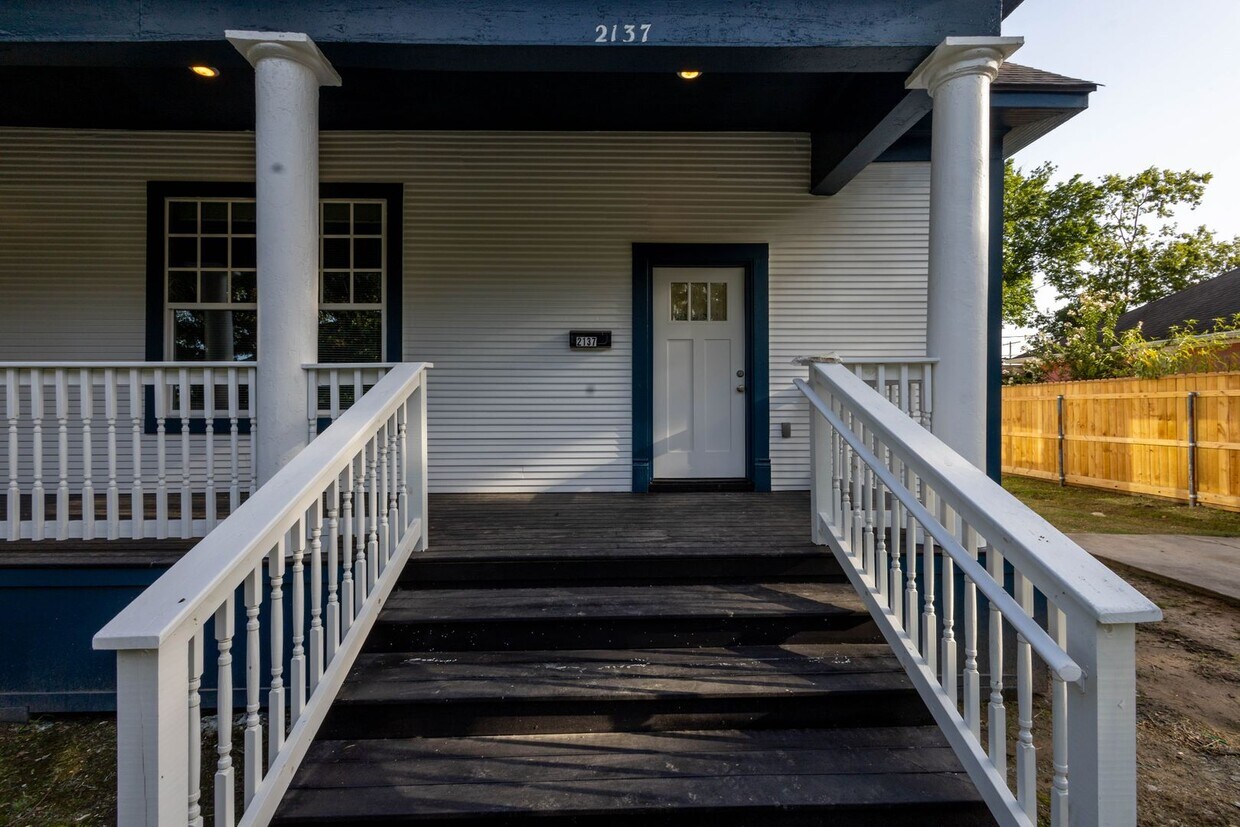 Primary Photo - Move in ready 2 bedroom 1 bath duplex in 7...