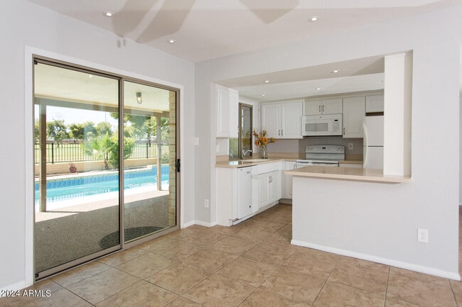 Building Photo - 7232 S La Rosa Dr