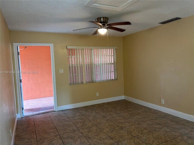 Foto del edificio - 5200 NW 17th Ct