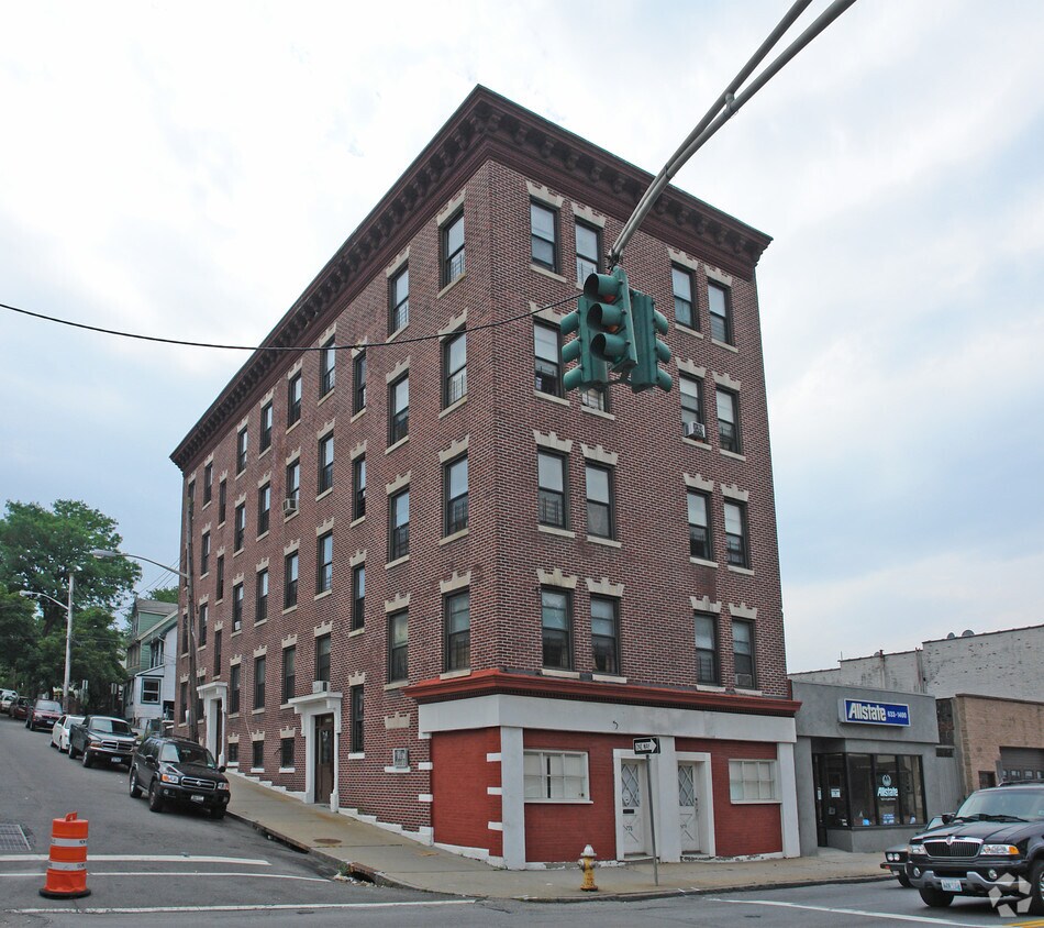 Building Photo - 778 Main St