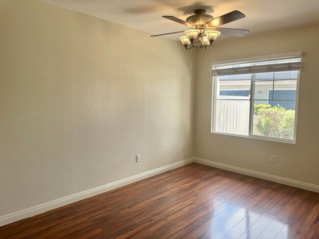 Building Photo - Stunning 3-bedroom and 2.5-bathroom Townho...