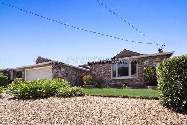 Building Photo - Beatiful Centrally located Hayward Home Fo...