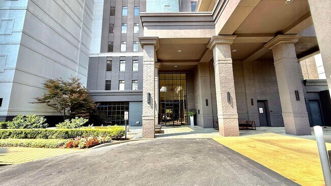 Foto del edificio - 717 Riverside Dr