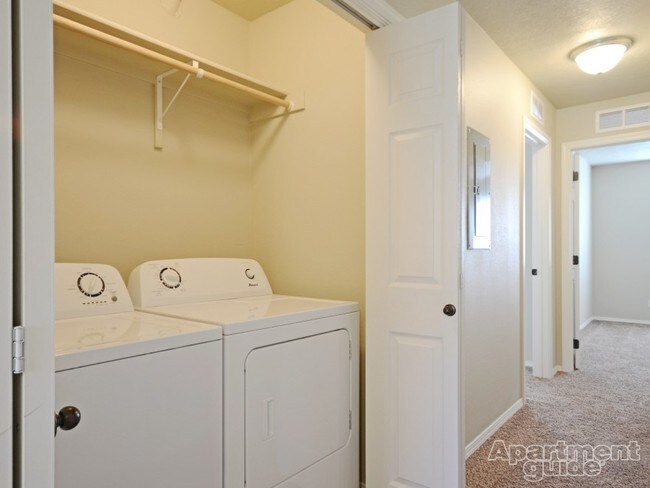 Foto del edificio - 6772 W Irving St