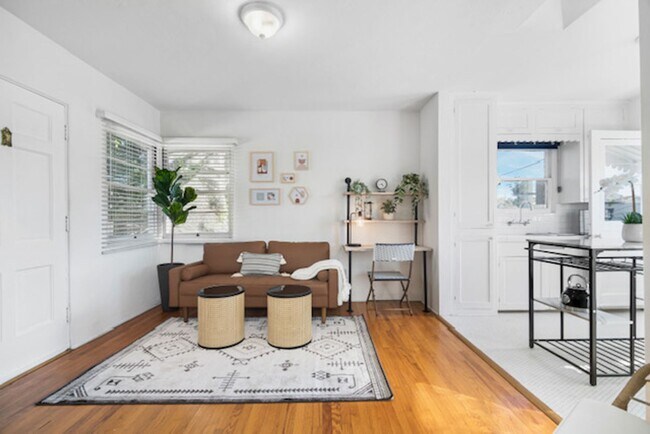 Foto del edificio - Beautiful 1B/1BA Upstairs Furnished Apt in...