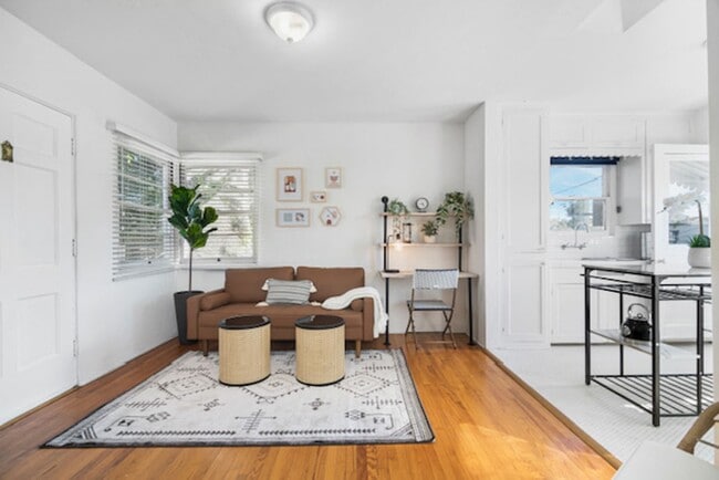 Building Photo - Beautiful 1B/1BA Upstairs Furnished Apt in...