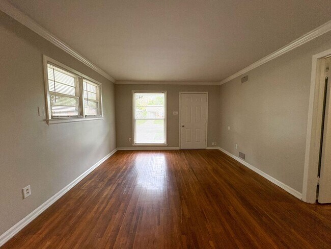 Building Photo - 4 bedroom, 2 bathroom house near Perkins and Willow / Colonial Acres area of Memphis