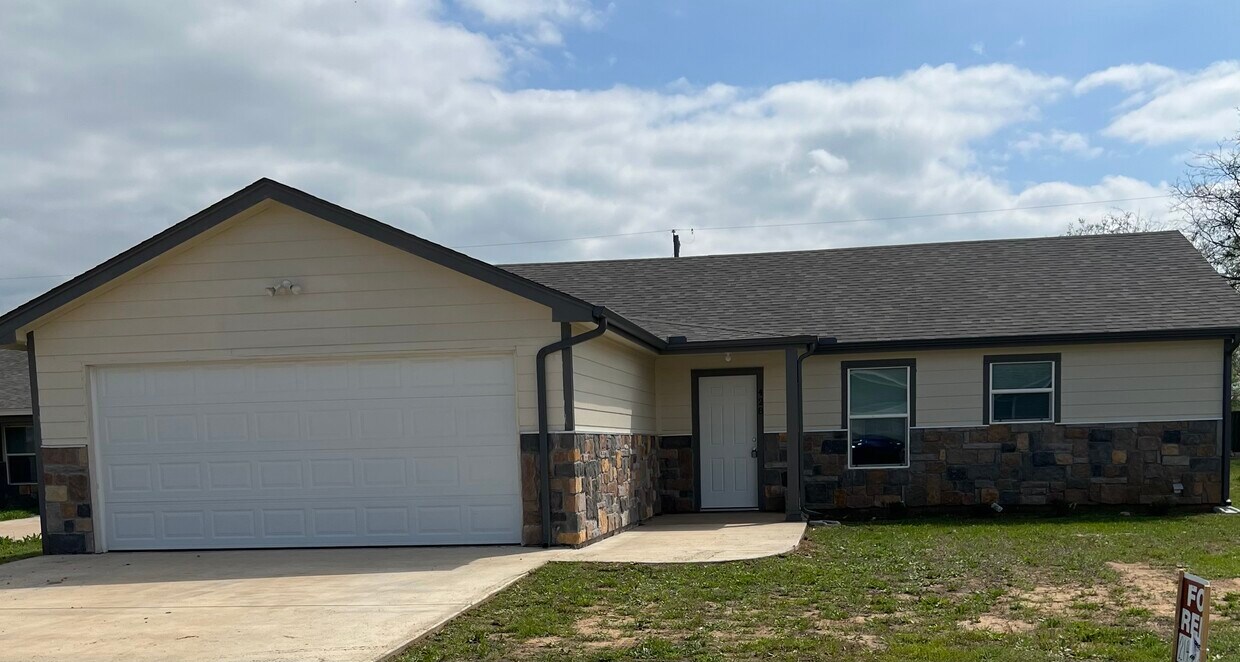 Primary Photo - 428 S Cleburne Whitney Rd