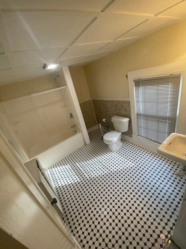 Baño - 40 State St