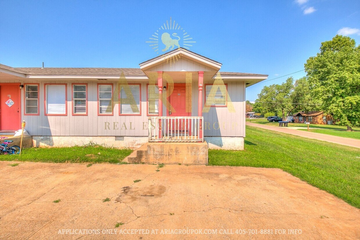 Primary Photo - Noble Triplex 600-604