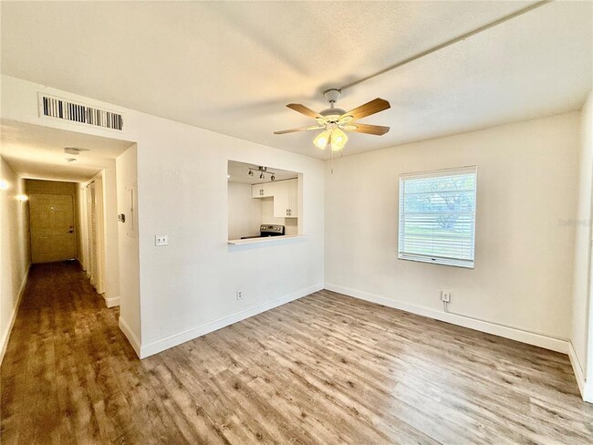 Foto del edificio - 7150 E Bank Dr