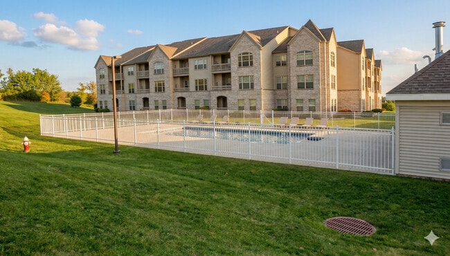 Vista de 3 pisos y piscina - Hanover Square Apartments