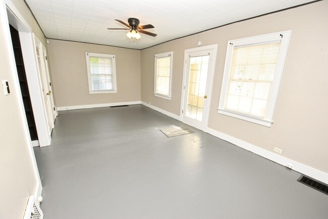 Building Photo - 2 bedroom 1 bath home in South Bend IN