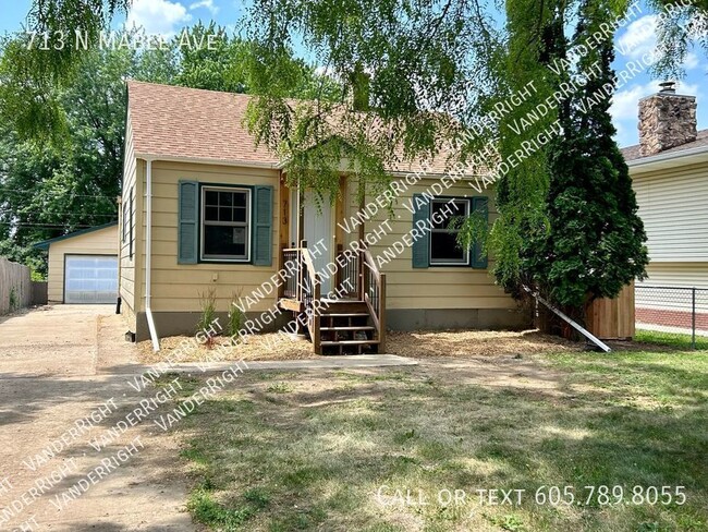 Building Photo - Cute 3 Bedroom House With Fenced Yard & 2 ...