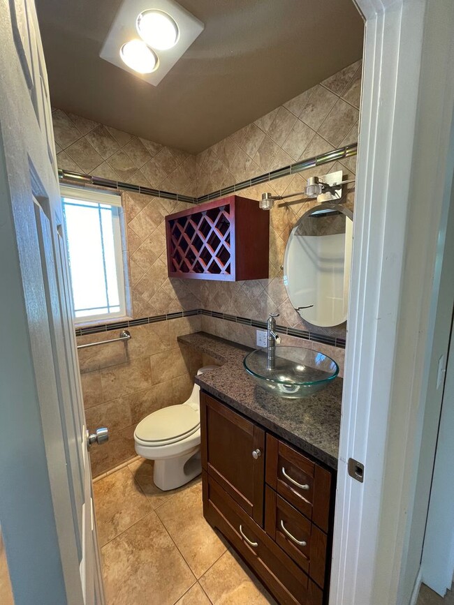 Building Photo - 2 bed 2 bathroom 2 miles from the Hospital...