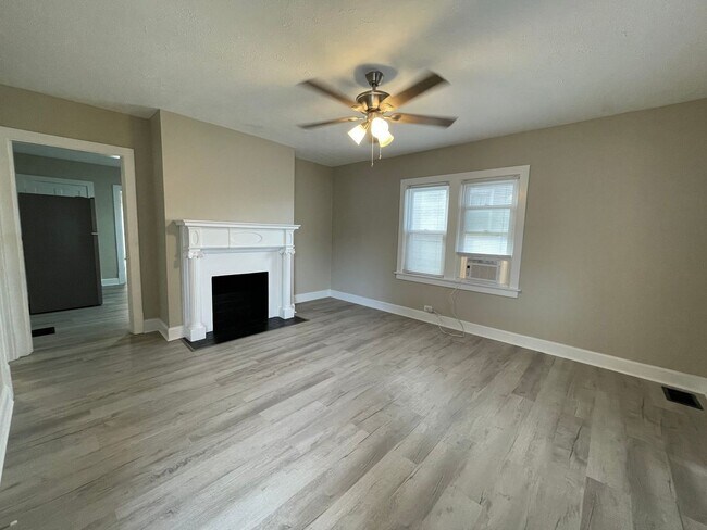 Building Photo - Newly Renovated Just For You!
