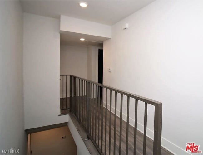 Building Photo - 5030 Rosewood Ave