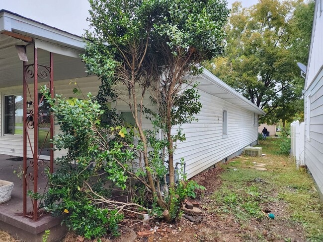 Building Photo - 3 bedroom home for lease