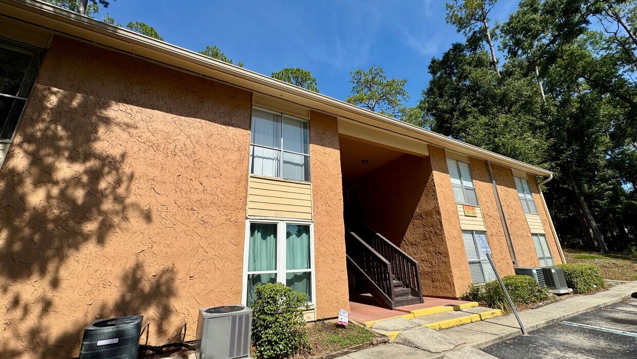 Primary Photo - Park Like Setting - Spacious Condo!