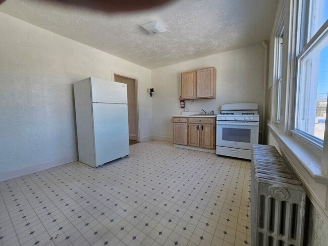 Building Photo - 147 S Main St