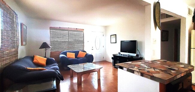 Foto del edificio - 1451 N Kilbright Ave