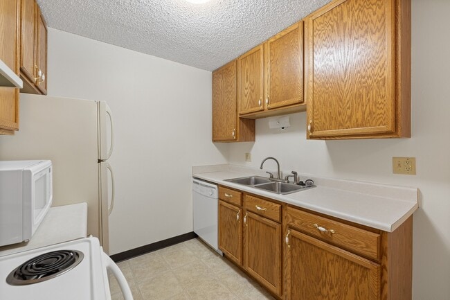 Building Photo - Country Bluff Apartments