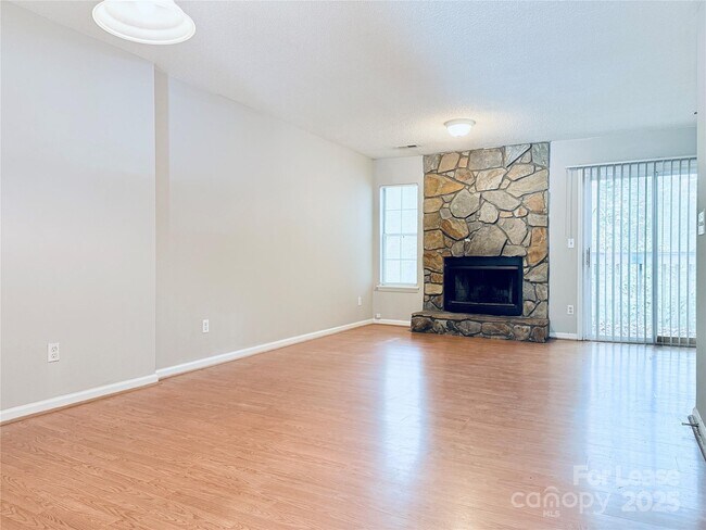 Foto del edificio - 6425 Windsor Gate Ln