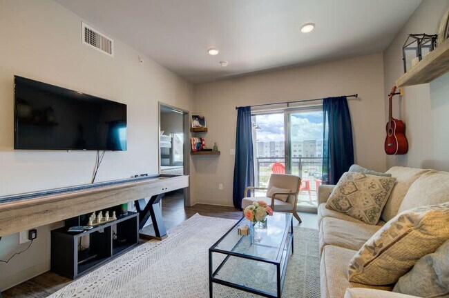 Foto del edificio - 2210 Remington Way