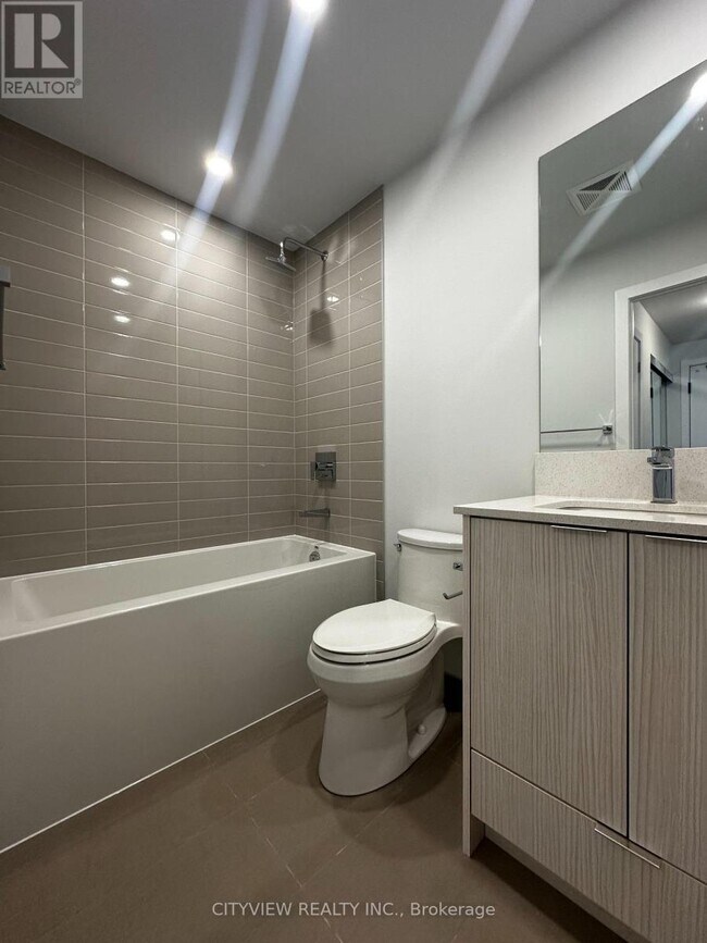 Photo du bâtiment - 430-1430 Square One Dr