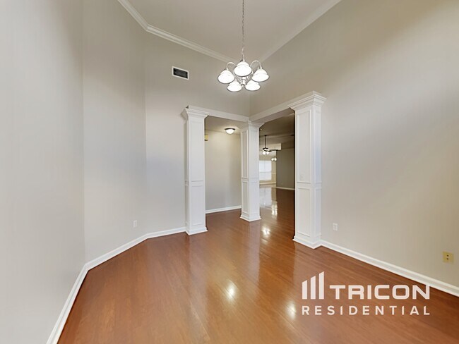 Building Photo - 838 Poydras Ln W
