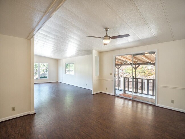 Foto del edificio - 210 Hidden Valley Rd