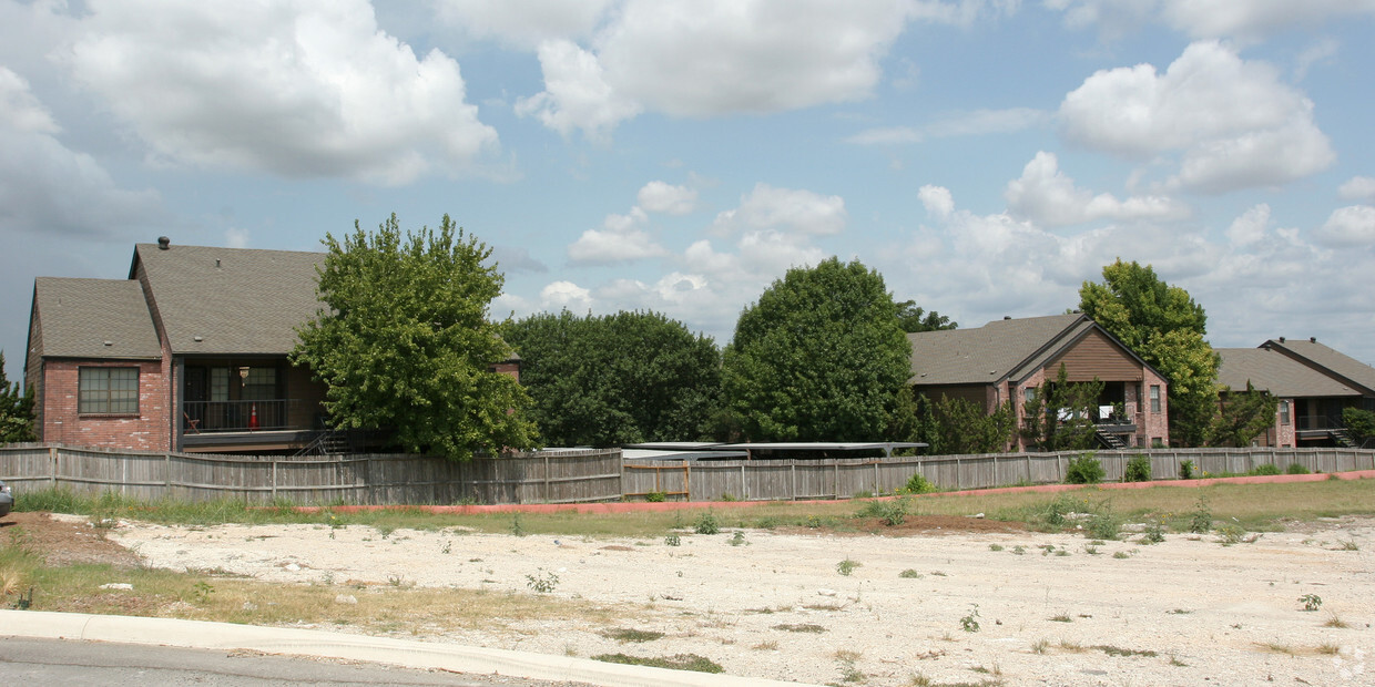 Building Photo - Woodside Condominiums