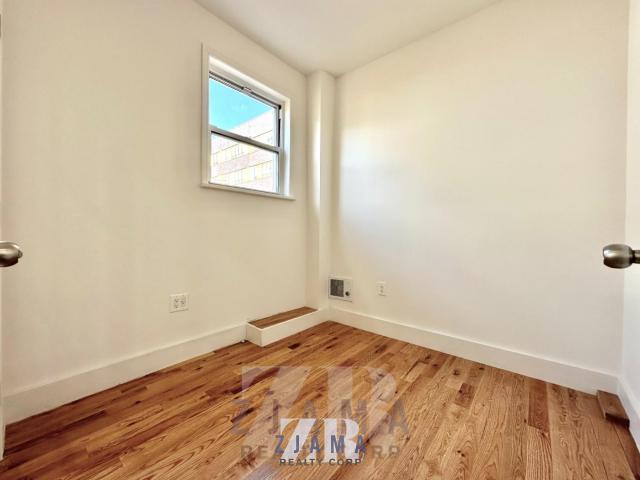 Foto del edificio - 3 bedroom in Brooklyn NY 11232