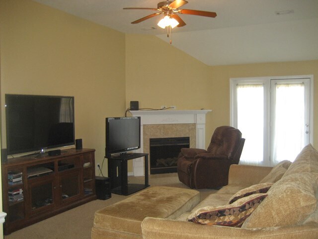 Foto del edificio - 2057 Lake Forest Dr