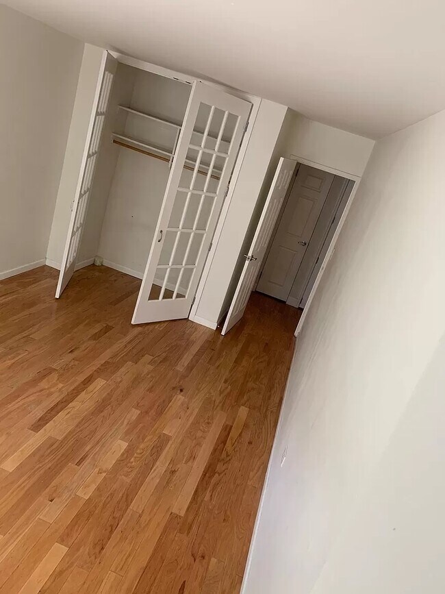 Foto del edificio - 12421 Flatlands Ave