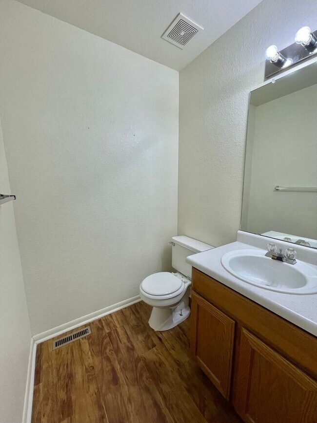Foto del edificio - 2 Bed 1.5 Bath Townhouse in North Central ...