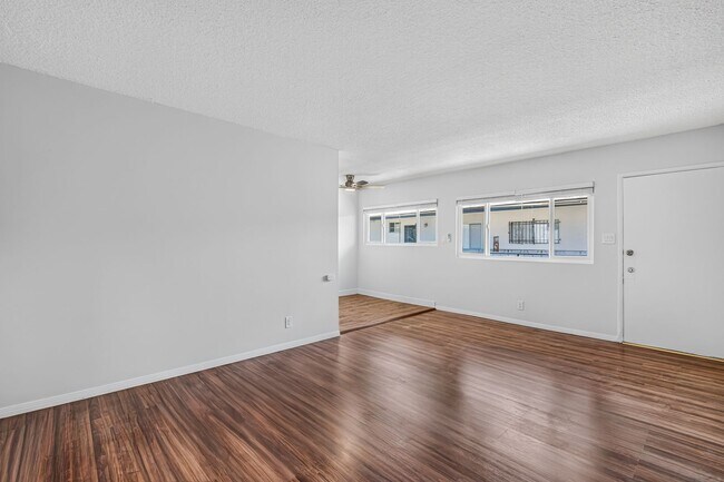 Building Photo - 517 Venice Way