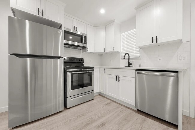 Building Photo - 858 W El Repetto Dr